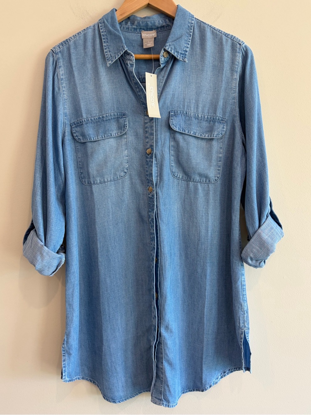 NWT CHICO’S LONG Chambray Denim 3/4 Sleeve Button down in Size 1 (MEDIUM).